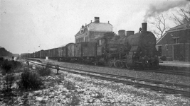 160812 Afbeelding van de stoomlocomotief nr. 4204 (serie 4200, ex Deutsche Reichsbahn 55 2026) met een goederentrein op ...